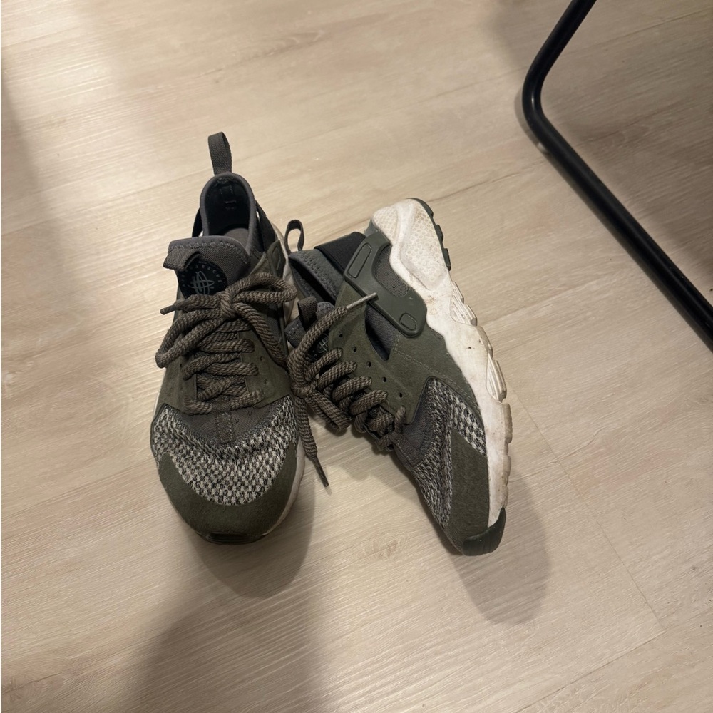 Nike Kids Sneakers in Olive and White